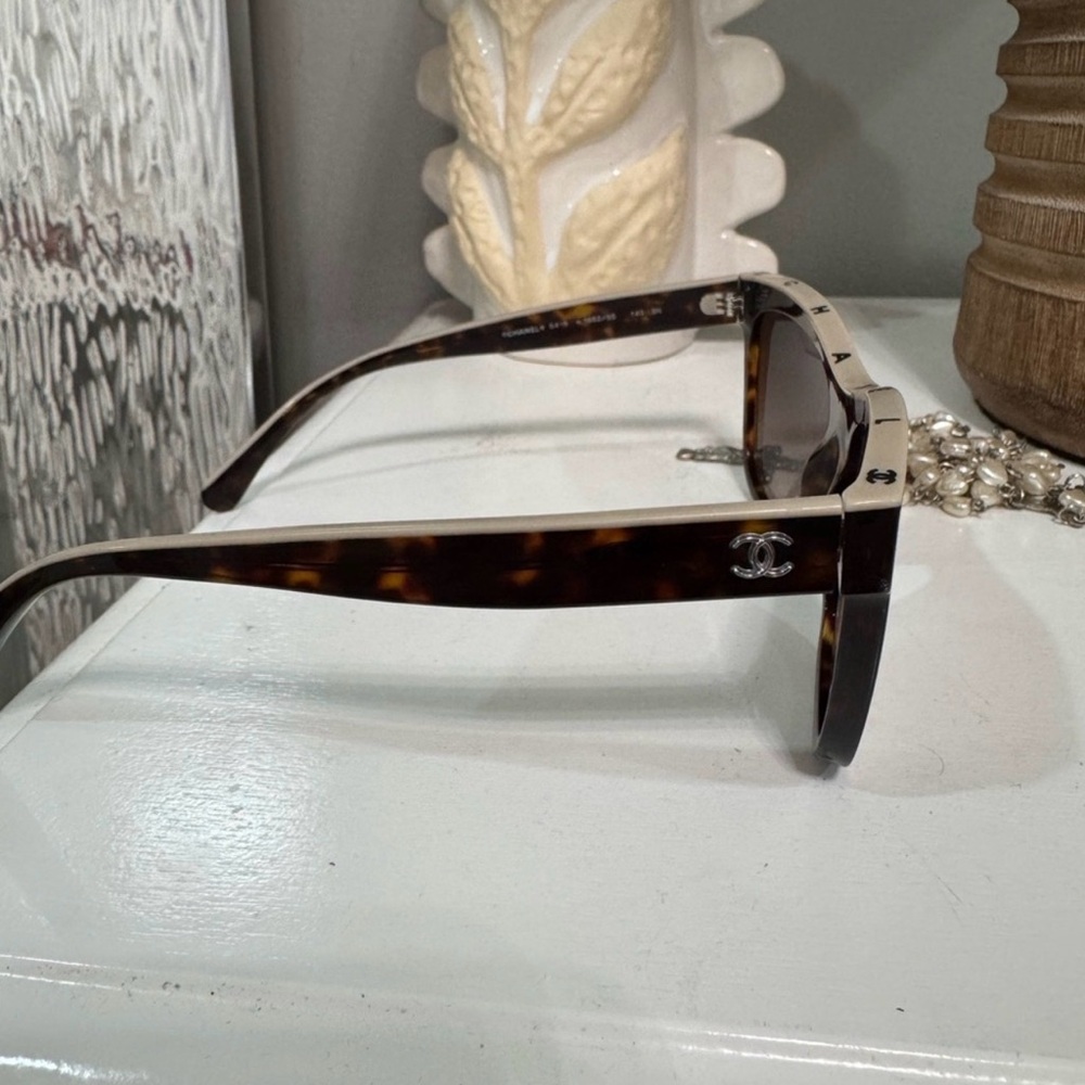 CHANEL Brown Tortoiseshell Women's Sunglasses with Dark Brown Lenses - Picture 4 of 9